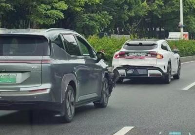 小米YU7上市后首撞：被后车追尾-萌图百科