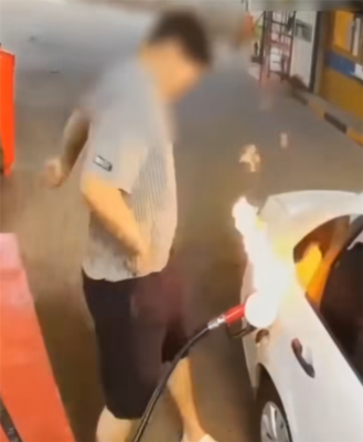 加油时男子站在油箱旁 手上一个小动作把自己车给烧了-萌图百科