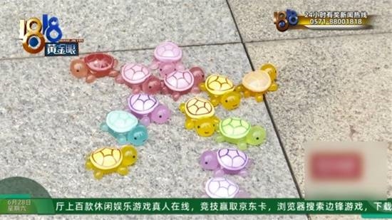 男子看劳斯莱斯后女友与销售互骂 被寄来小乌龟侮辱