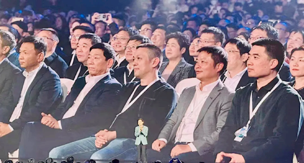 李想、雷军互赞：理想汽车了不起 小米YU7创下世界汽车工业史奇迹