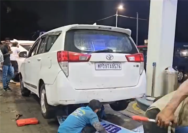 印度高官车队19辆车集体抛锚：在加油站加的柴油里掺了水