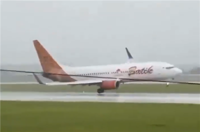 印尼一波音737客机险坠毁：机长极限操作救了100多条命-萌图百科