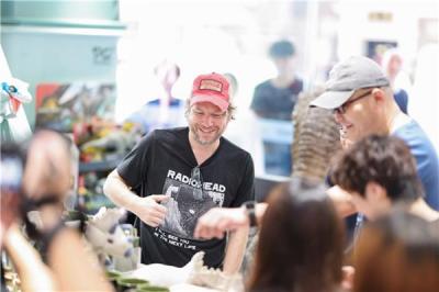 侏罗纪导演加里斯空降名创优品  打卡MINISO LAND联名主题门店-萌图百科