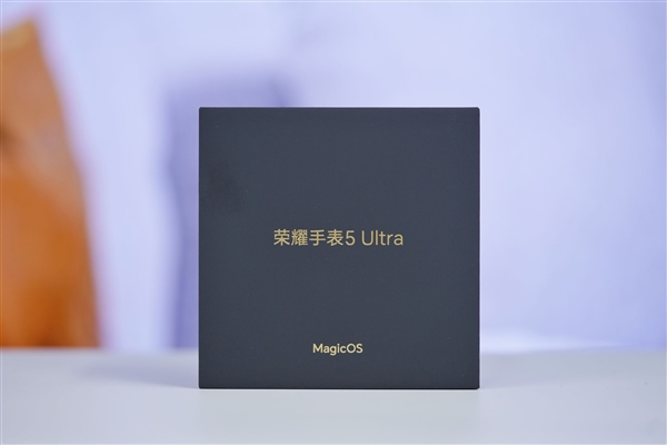 行业首款支持防猝筛查研究！荣耀手表5 Ultra图赏