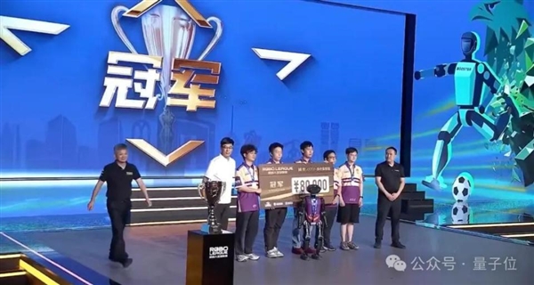 首届国产机器人足球赛：最忙的是担架