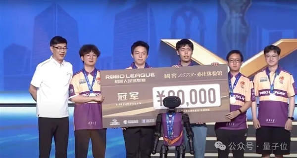 首届国产机器人足球赛：最忙的是担架