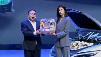 比亚迪第100万汉车主交车！女足最美门将赵丽娜-萌图百科