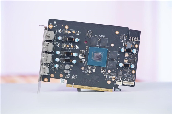 橘白小清新！七彩虹COLORFIRE RTX 5050 MEOW橘影橙DUO OC图赏