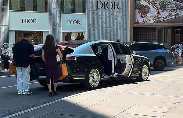 网友偶遇尊界S800实车：配专职司机、隔空关门太优雅-萌图百科