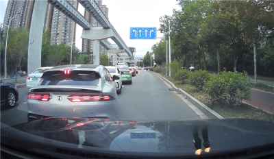 腾势Z9GT一个摆尾神级让路 后车司机看懵了-萌图百科