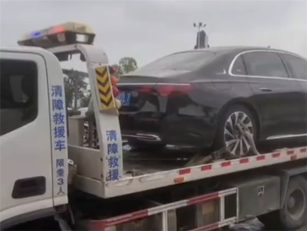 3名初中生偷奔驰车出事故 定损43万保险拒赔：未成年开的-萌图百科
