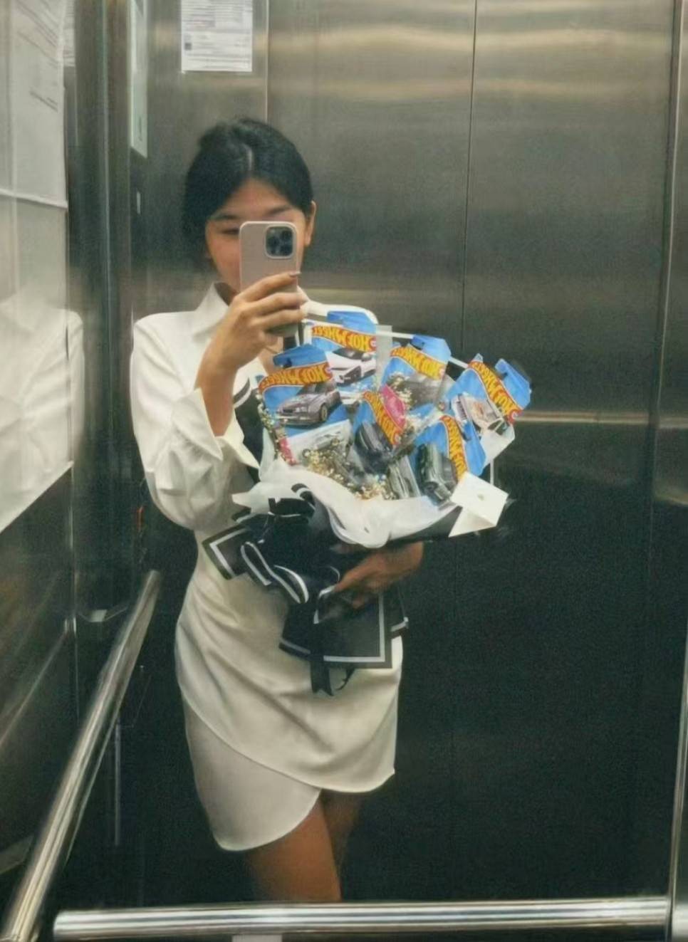 周一内涵囧图云飞系列 穿高跟鞋做家务看上去很辛苦