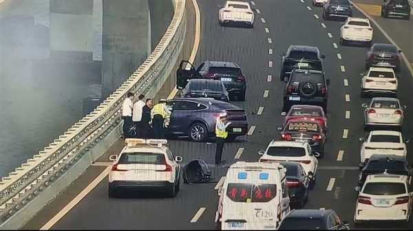 女子高速开“智驾” 退出后车辆突然偏离撞车