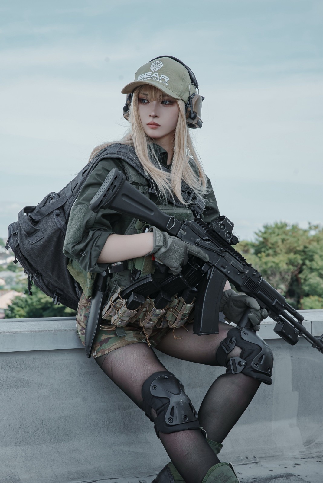 国外美女Cos《逃离塔科夫》角色 颜值高身材超棒