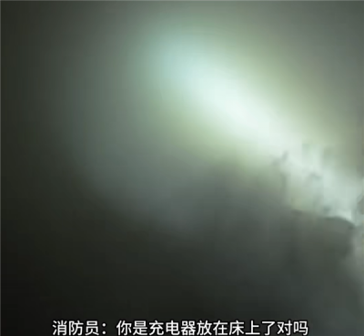 男子新买的手机充电器没拔 回家发现卧室烧了-萌图百科