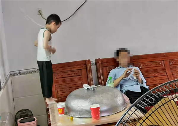 男童沙发上玩吊绳套头 意外变上吊：还好大人就在旁边-萌图百科