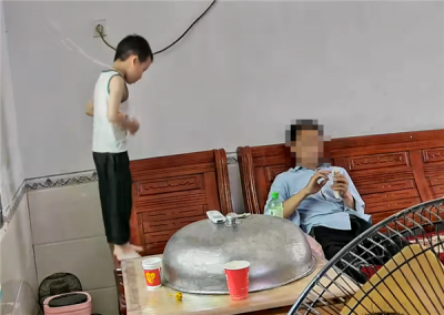 男童沙发上玩吊绳套头 意外变上吊：还好大人就在旁边-萌图百科