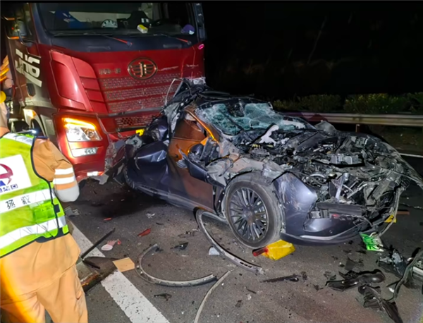 实战才是硬道理！零跑被半挂前后夹击撞报废 车上两人均没事-萌图百科