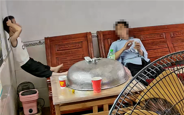 男童沙发上玩吊绳套头 意外变上吊：还好大人就在旁边