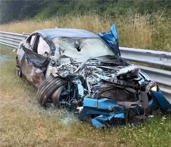 纽北赛道现严重事故！宝马M2怼上保时捷911 GT3 RS：瞬间爆燃
