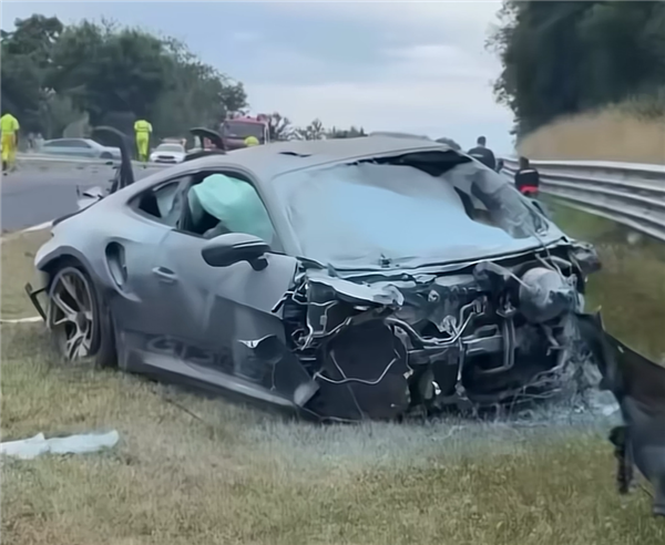 纽北赛道现严重事故！宝马M2怼上保时捷911 GT3 RS：瞬间爆燃