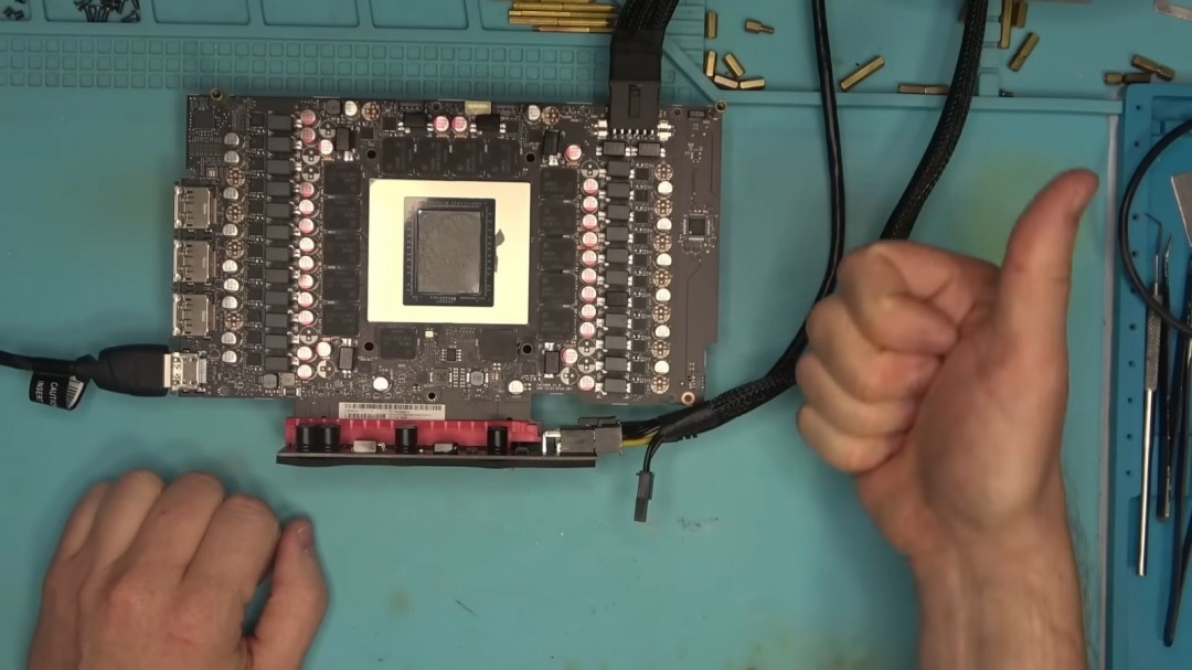 RTX5090惨烈变砖 PCB都裂了！居然修好 用了3根飞线