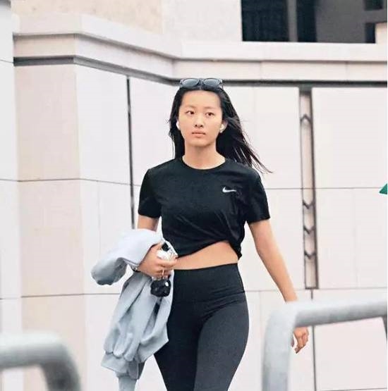 陈奕迅女儿拒与爸爸签同公司原因：不想待在他的保护伞下