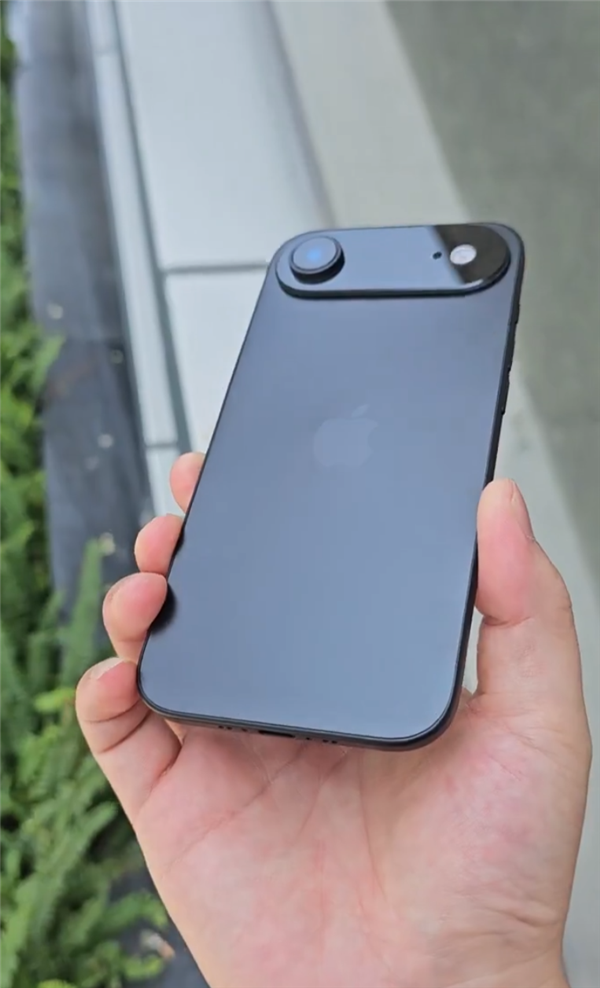 5.5mm史上最薄苹果手机！iPhone 17 Air最新机模上手-萌图百科