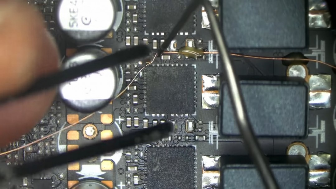 RTX5090惨烈变砖 PCB都裂了！居然修好 用了3根飞线