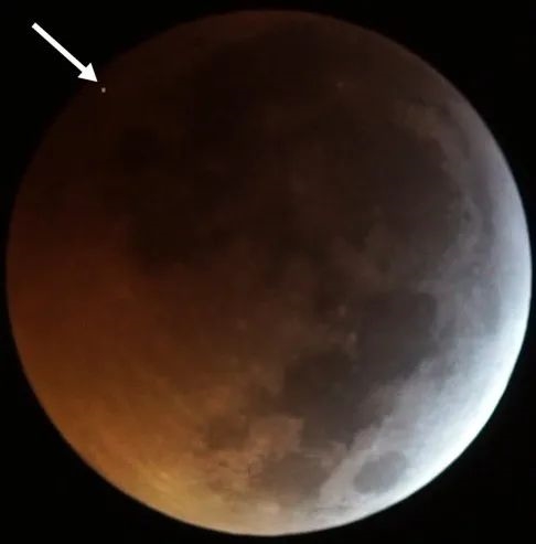 土星：我好像被一个不明物体撞了一下腰