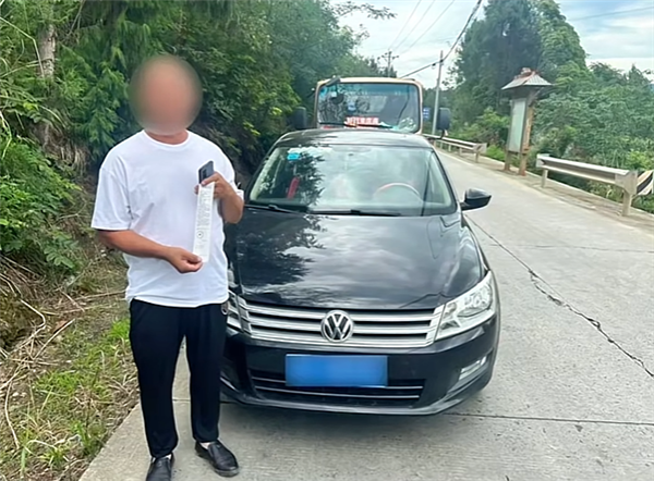 男子怕小猪崽中暑 让朋友坐后备厢照看：被罚100元记3分