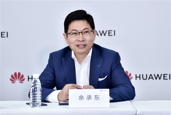 曾称某公司靠流量只做一款车就卖爆了！余承东自嘲：我嘴很笨 一点都不会营销-萌图百科