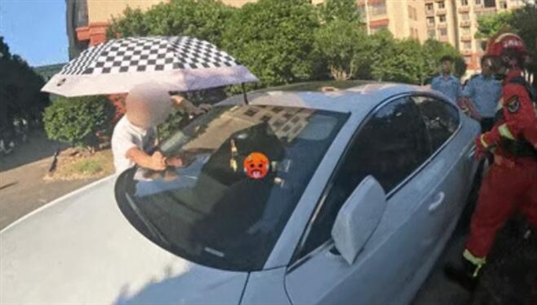 36℃高温天 一岁幼童把自己锁车内 家长车外撑伞试图降温-萌图百科