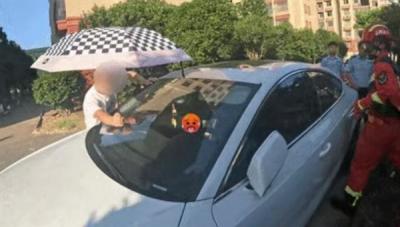 36℃高温天 一岁幼童把自己锁车内 家长车外撑伞试图降温-萌图百科