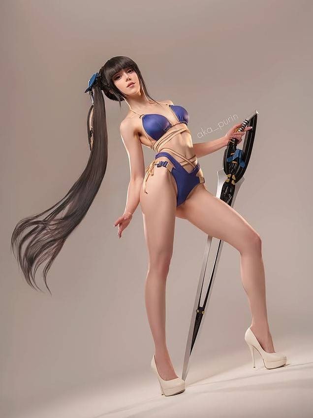 波兰美女Cos《剑星》女主伊芙 穿泳装秀绝美身材