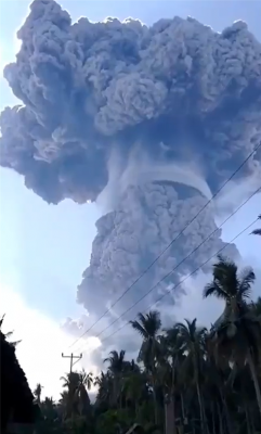 印尼勒沃托比火山喷发：烟柱高达18000米 形成完美蘑菇云-萌图百科