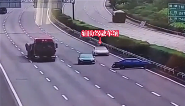 高速爆胎不拉手刹溜至路中 遇盲信辅助驾驶司机：撞成一团