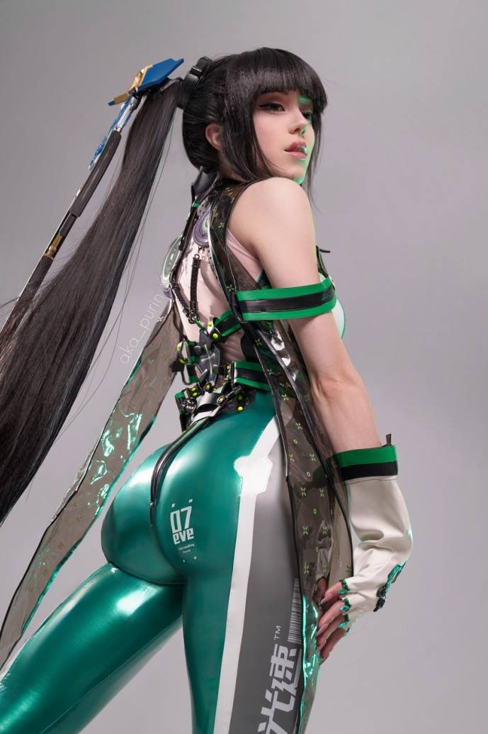 波兰美女Cos《剑星》女主伊芙 穿泳装秀绝美身材
