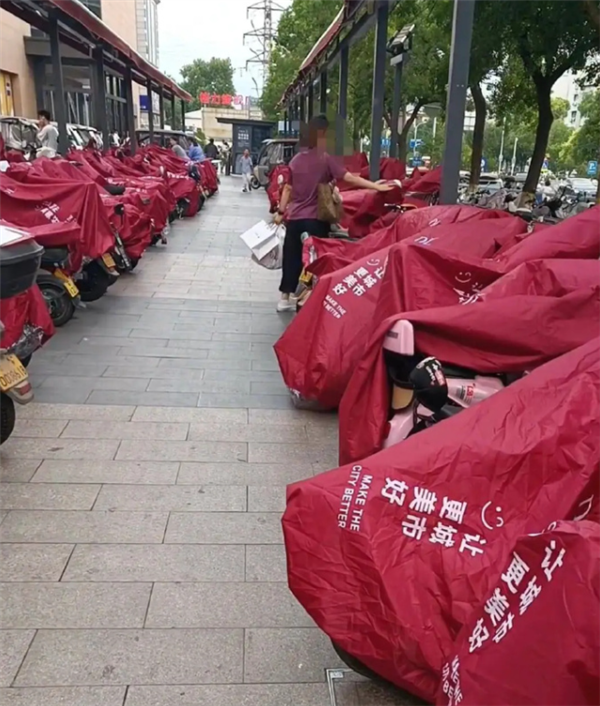 网友称赞雨天给顾客电瓶车搭雨披 胖东来：一直有这项服务-萌图百科