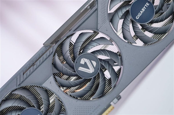 风之力散热！技嘉RTX 5050 GAMING OC显卡图赏