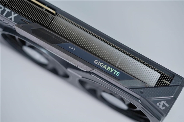 风之力散热！技嘉RTX 5050 GAMING OC显卡图赏