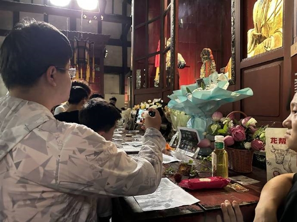 网友又整活！带游戏战绩纪念诸葛亮 成都武侯祠回应-萌图百科