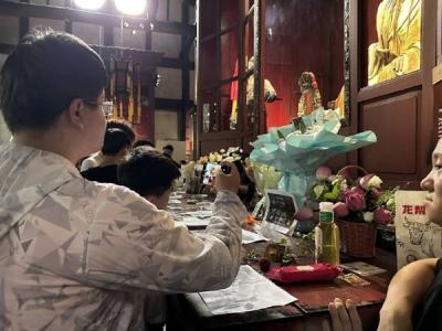 网友又整活！带游戏战绩纪念诸葛亮 成都武侯祠回应-萌图百科
