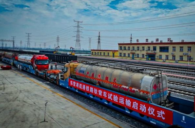我国首列！公路罐车驮背运输试验列车成功开行-萌图百科
