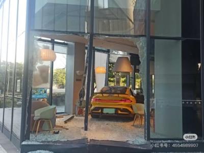 小米SU7冲破武汉奈雪的茶门店 店方：正常营业 但不可堂食-萌图百科