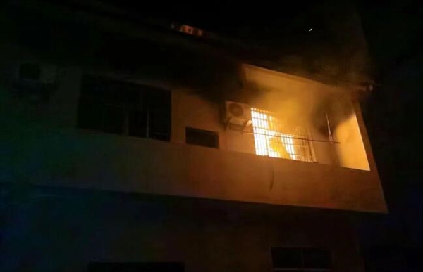 空调连夜工作突然起火 凌晨2点把房间烧了-萌图百科