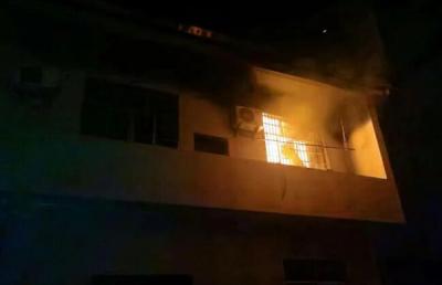 空调连夜工作突然起火 凌晨2点把房间烧了-萌图百科