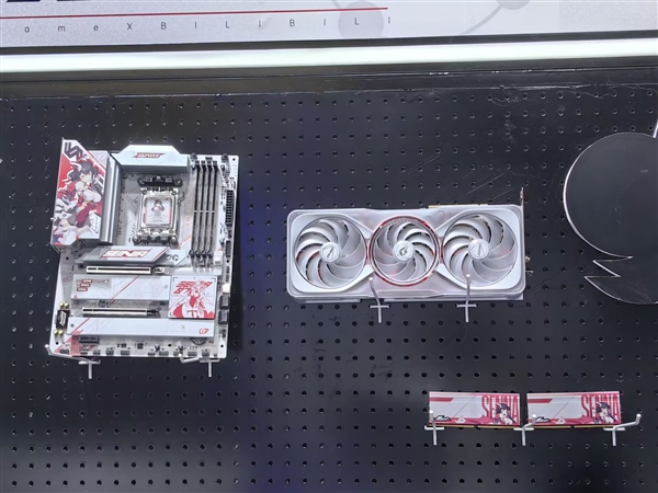 自带双M.2的RTX 5060、神秘背插主板：七彩虹这次BW2025干货太多了！