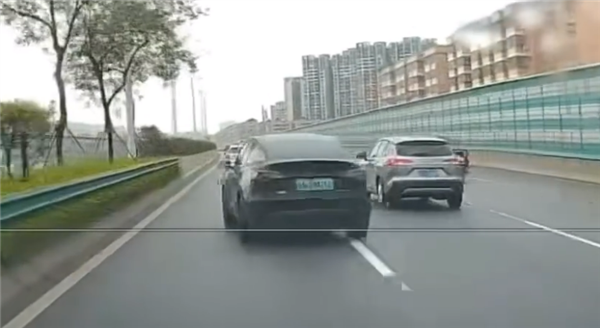 特斯拉Model Y司机神操作：变道后猛打方向盘 连撞两台车