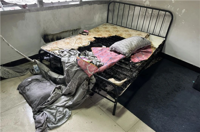 凌晨5点手机突然起火 把床都烧穿了-萌图百科